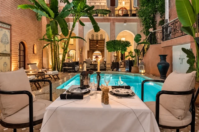 Dîner au bord de la piscine