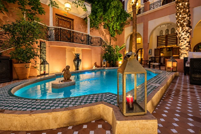 La piscine et ses lanternes