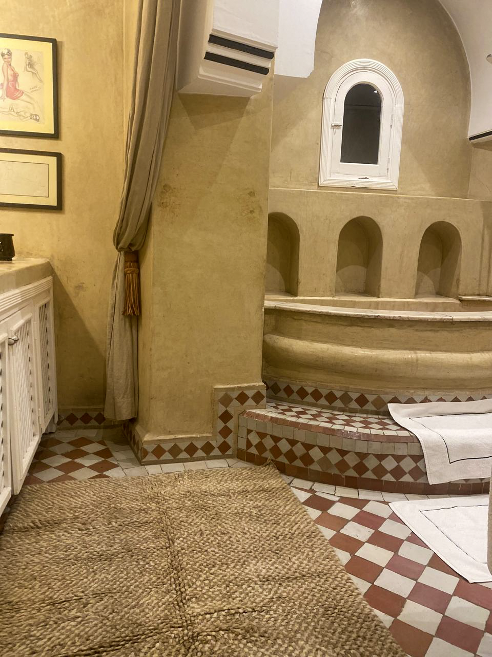 La baignoire et les matières de la salle de bains