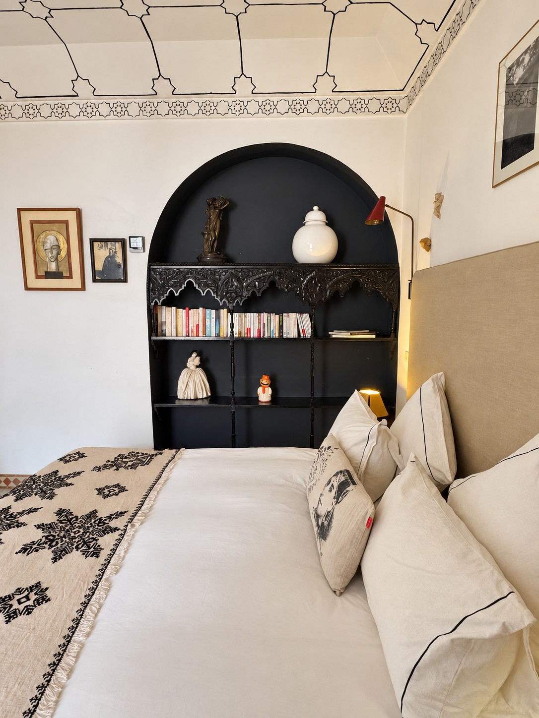 Bibliothèque sculptée et détails du lit de la chambre Ghanesh