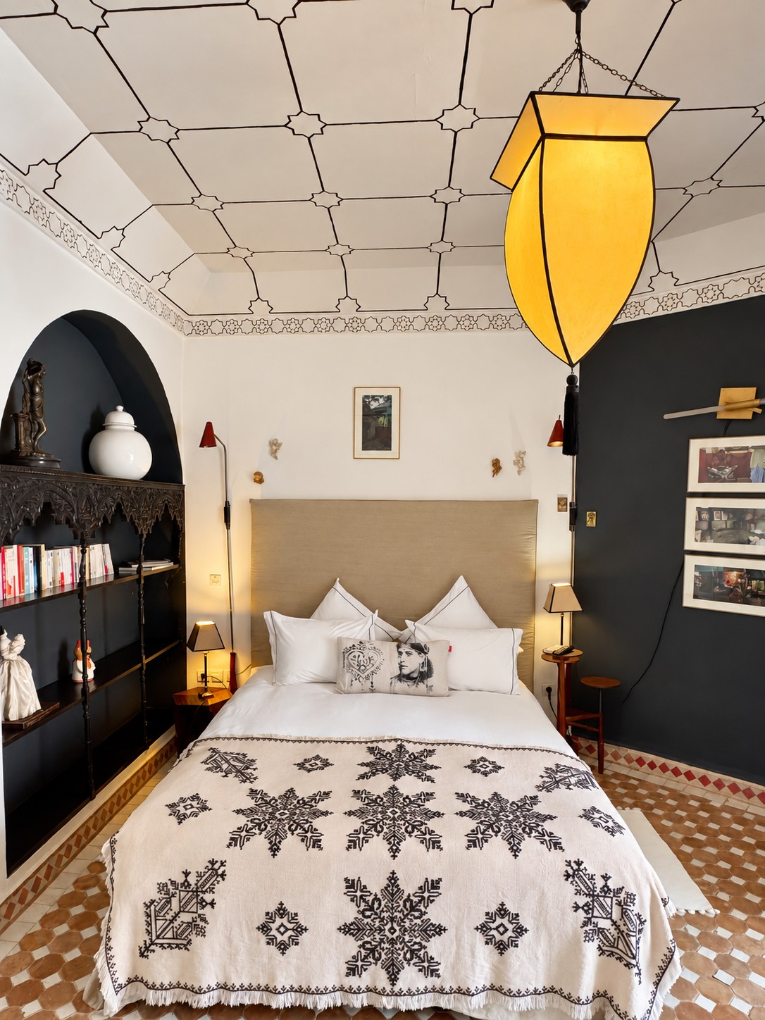 Lit double et lanterne de la chambre Ghanesh