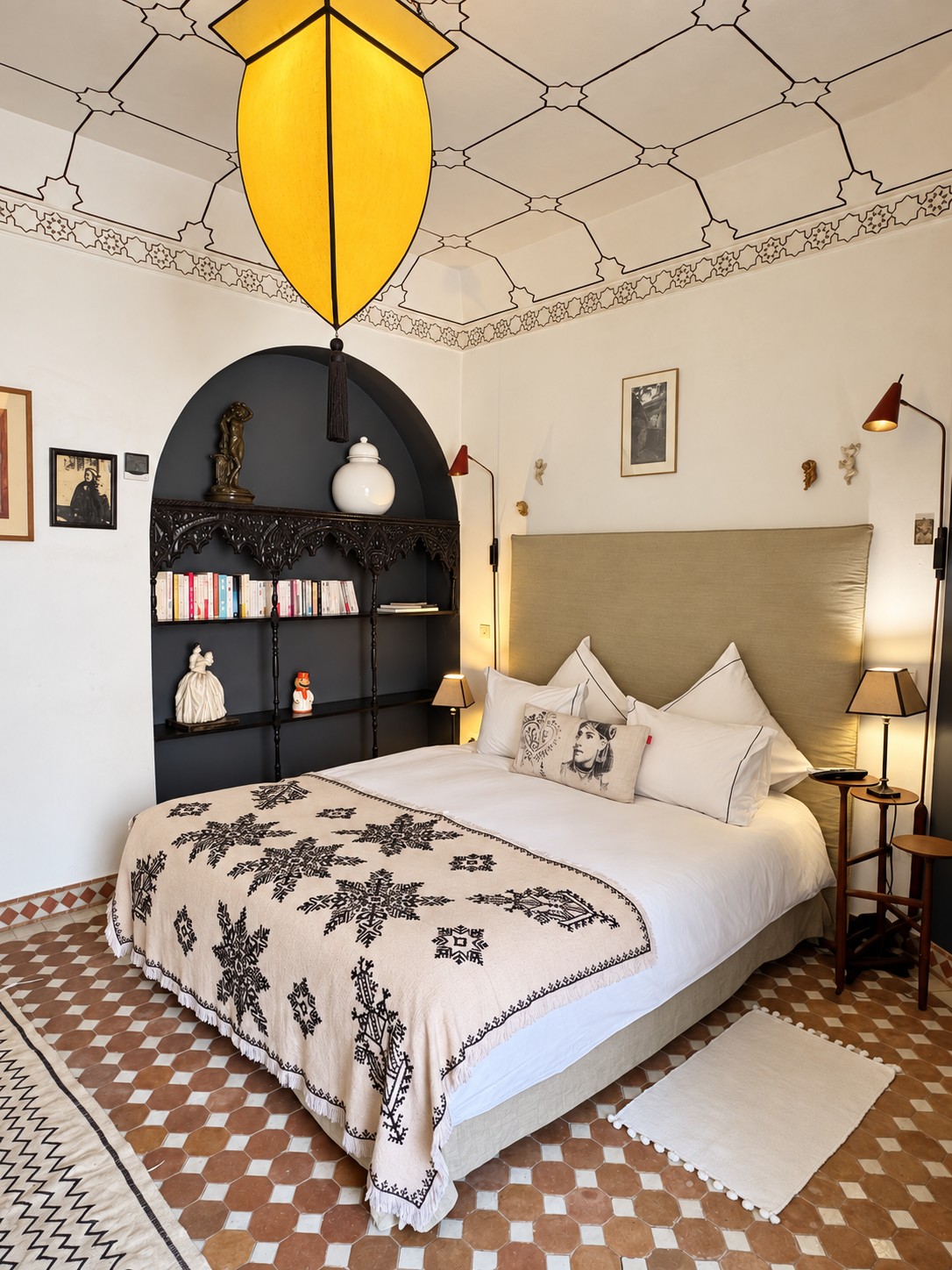 Le lit et les détails de la chambre Ghanesh